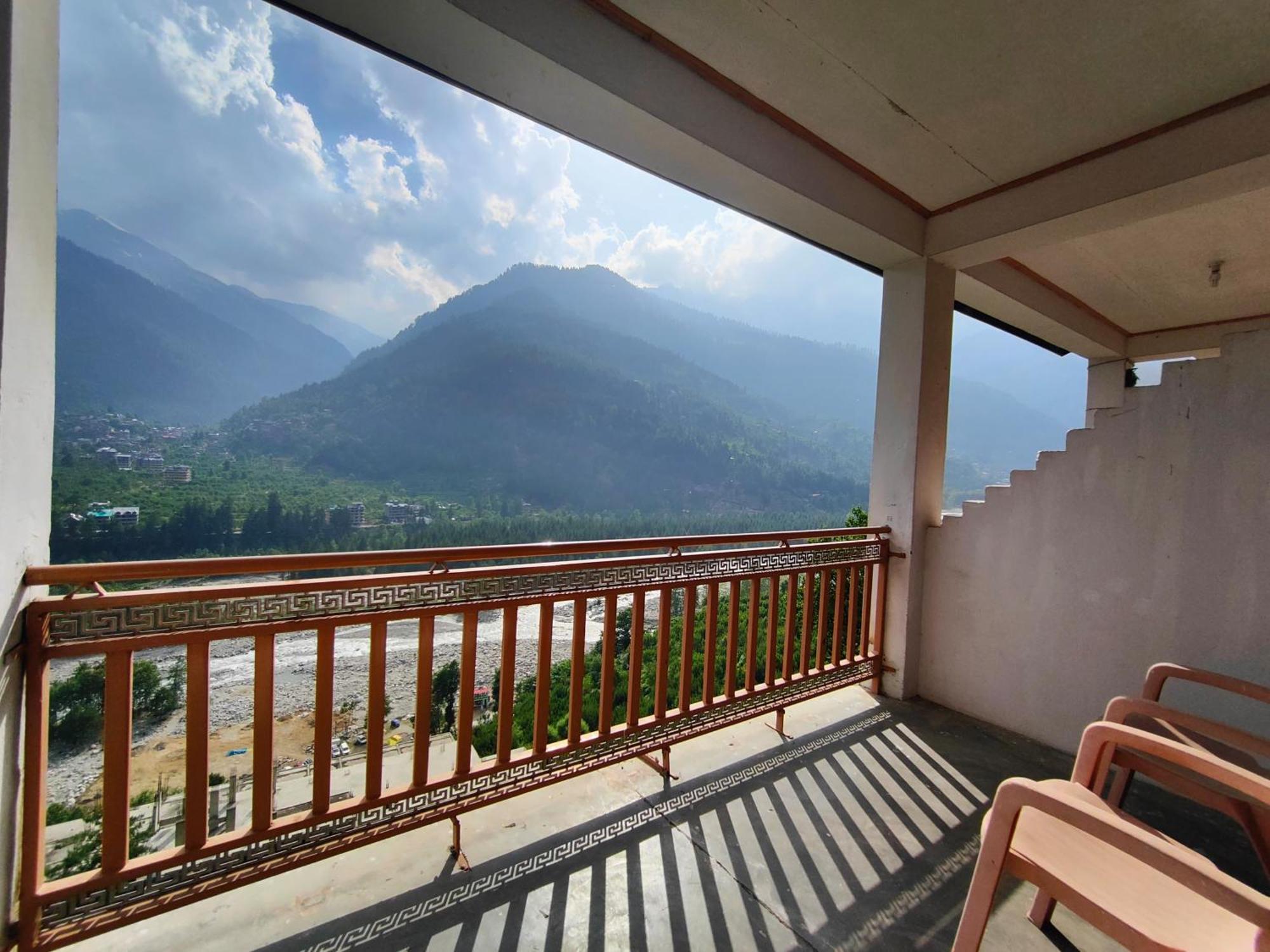 Tirthan Crest Homestay Banjār エクステリア 写真